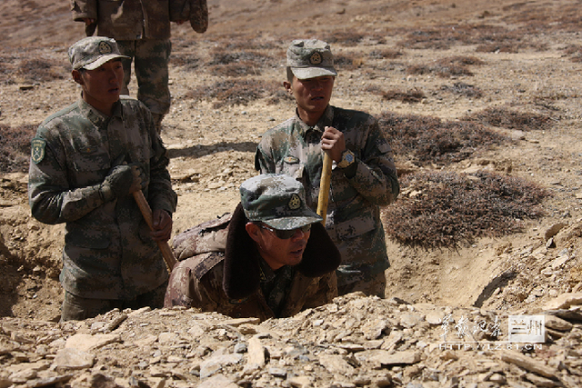 指挥员王军贤与战士一起挖地窝子