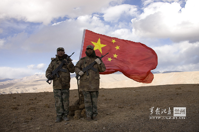 干部主动站哨,让战士休息