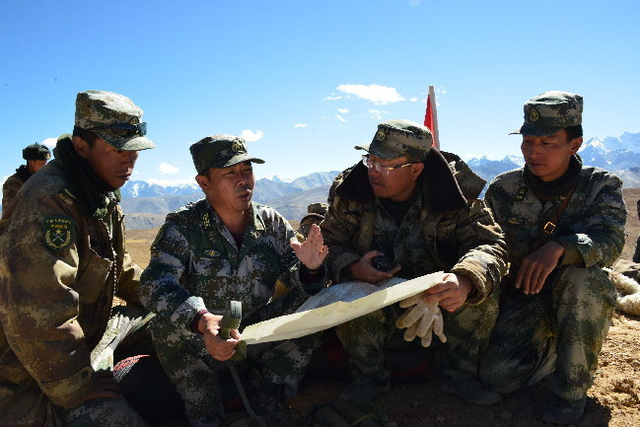 召开诸葛会,干部战士一起研究行动方案