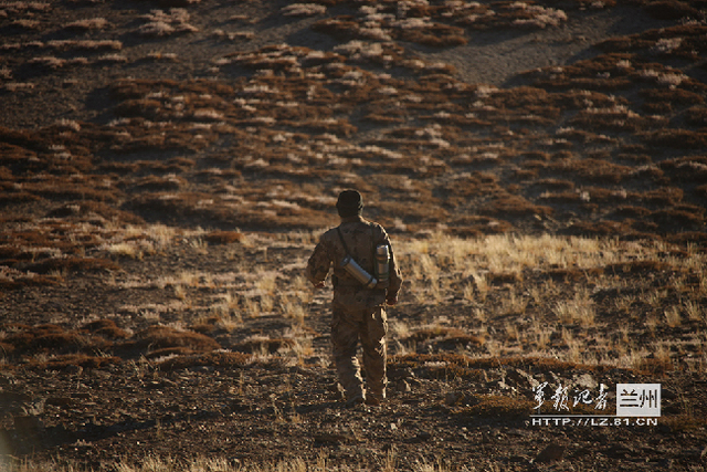 太阳落山了连长刘俊麟背着水壶给大家取水