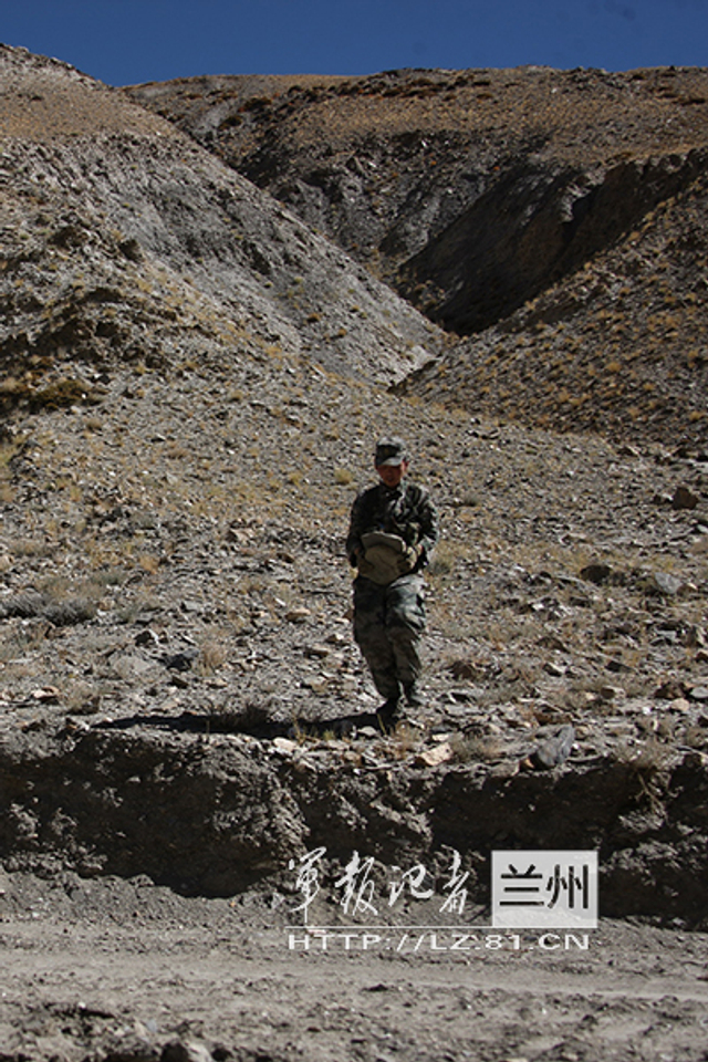 在尘土飞扬环境里忙于修工事练战术风沙相伴