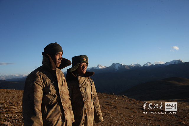 夕阳下,林俊达(左)眺望家乡