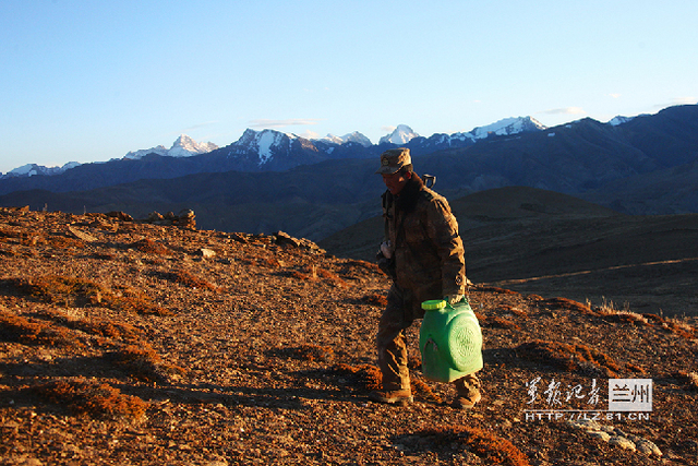 下山为战友取水