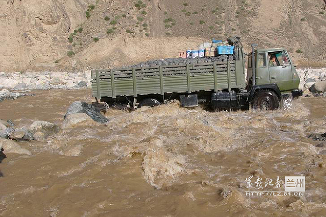 车辆通过湍急的河流