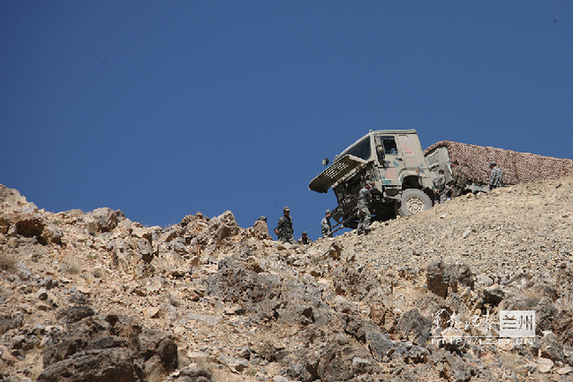 驾驶员停车小心翼翼查看地形