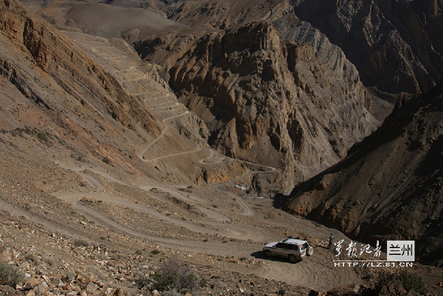 行驶在蜿蜒曲折的盘山公路上