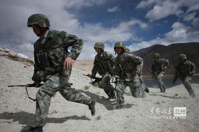 官兵轻装前进