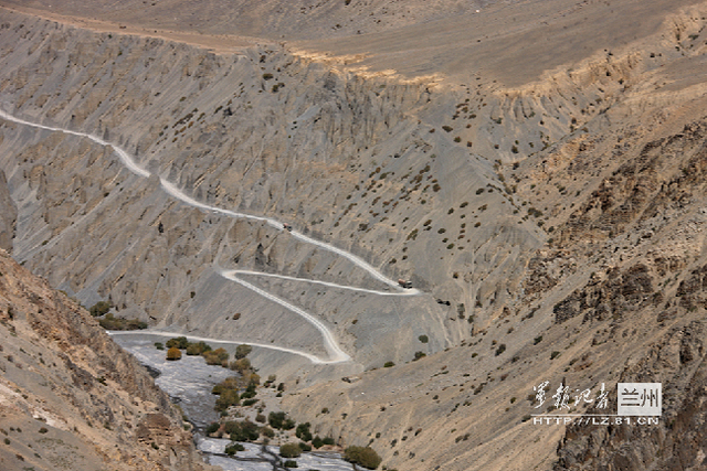 车队穿越沟壑纵横的无人区