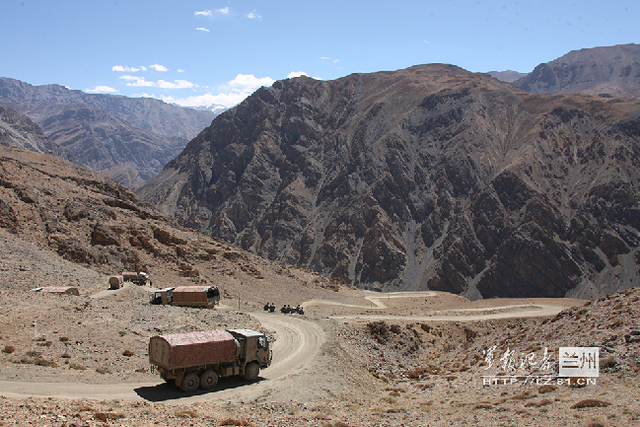 驾驶员停车检查车辆制动和转向