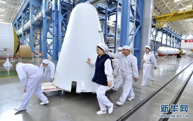 长征5火箭巨型整流罩下线