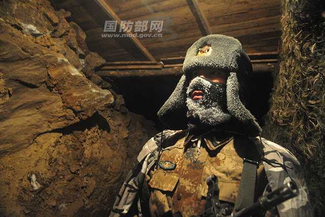 坑道内哨兵执勤。杨大为摄
