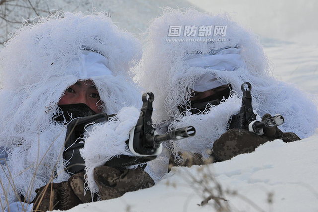 哨兵密切关注前方敌情。杨大为摄