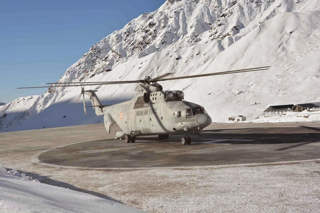 印度军队米26重型直升机在中国藏南附近降落3