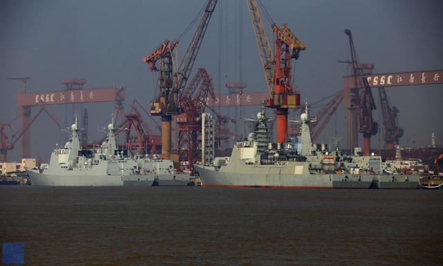 我海军052型舰停满码头