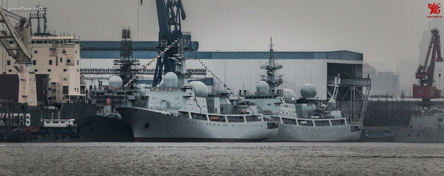 国内军工船厂一天下水3艘大舰也是很拼的