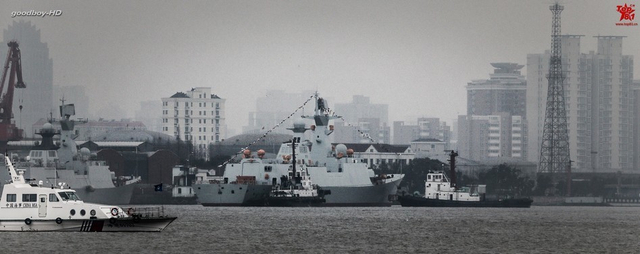 国内军工船厂一天下水3艘大舰也是很拼的
