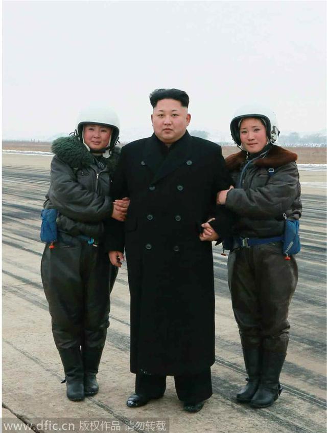 金正恩视察女飞行员激动