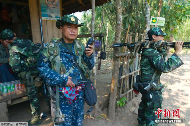 Saw San Aung上校正通过对讲机与下属交谈