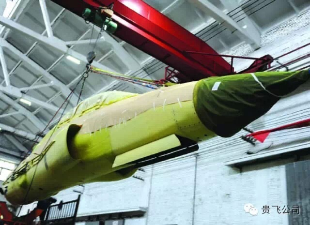 机身内侧出现明显的“鼓包”3