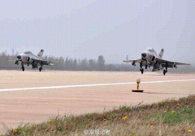 海航部队装备的新型山鹰教练机2