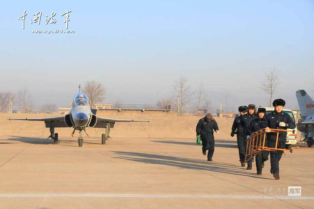 海航部队装备的新型山鹰教练机6