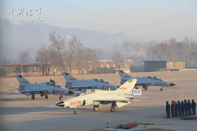 海航部队装备的新型山鹰教练机8