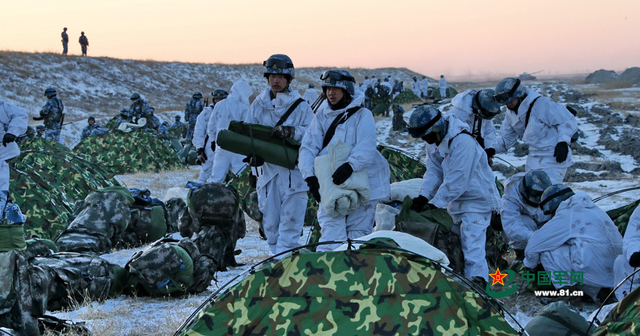 官兵们搭建便携式单兵帐蓬