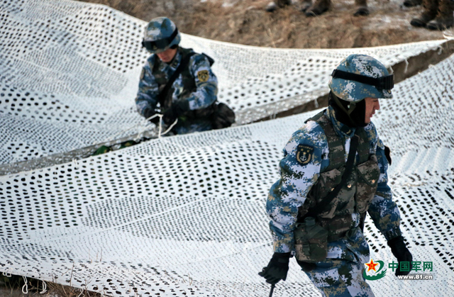 官兵对露营进行伪装