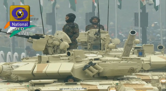 T-90S主战坦克将炮管转向主席台