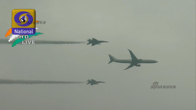 P-8A反潜机与两架米格-29战机编队