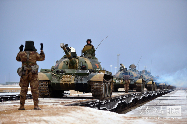 装甲分队完成铁路输送，正在组织卸载