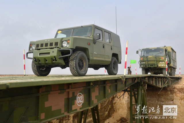 道路被毁，机械化桥车快速铺设道路