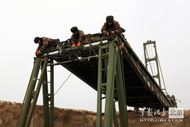 道路被毁，机械化桥车快速铺设道路2