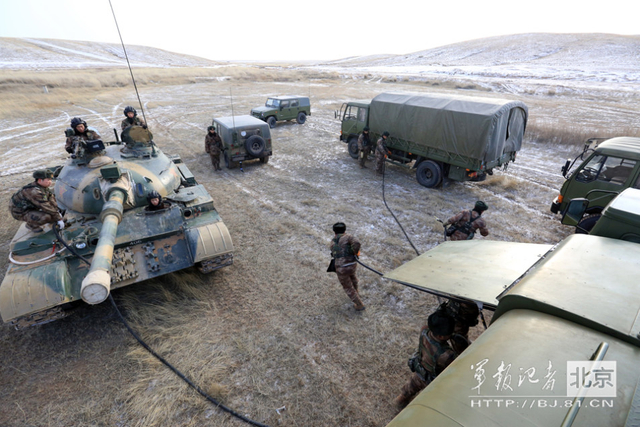 野战加油站正在组织多种油料补给作业