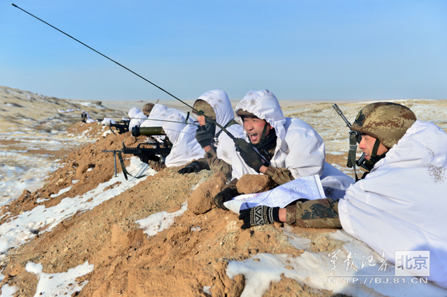 步兵分队指挥员正在组织对敌进攻