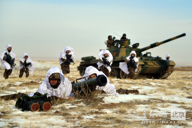 步坦协同，向阵地发起冲锋