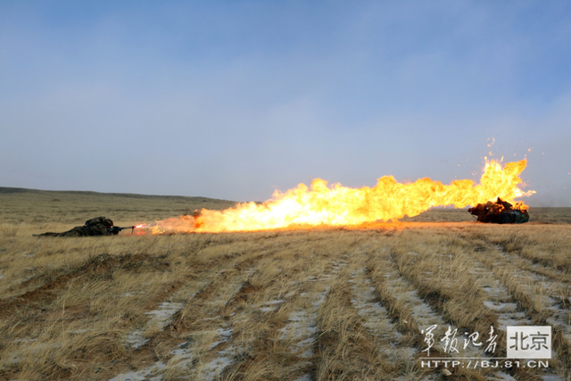 工兵分队正在对敌地堡进行火焰喷射