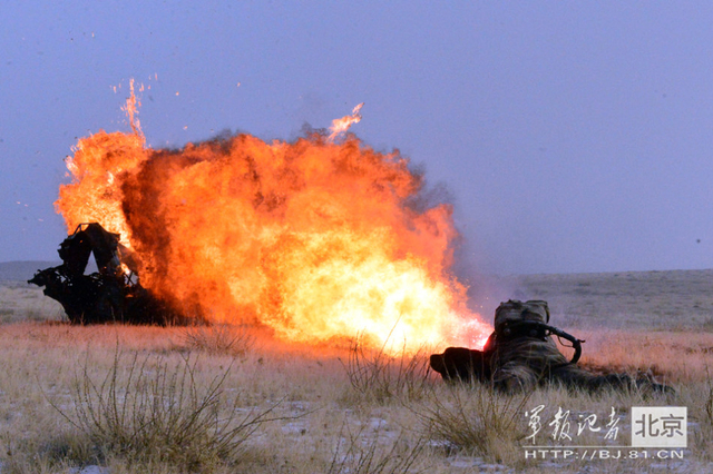 工兵分队正在对敌地堡进行火焰喷射3