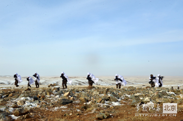 战斗接近尾声，步兵分队正在搜剿残敌