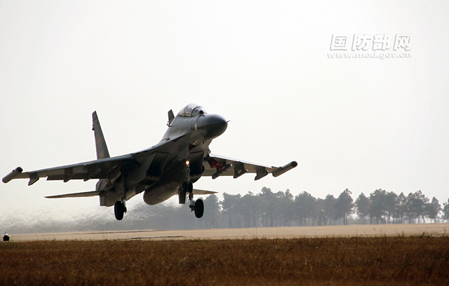 解放军粉红假想敌涂装苏30战机升空练对抗 