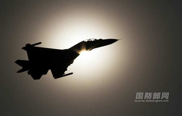 解放军粉红假想敌涂装苏30战机升空练对抗 