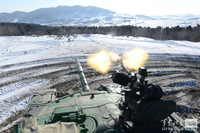 解放军99坦克雪地拖烟狂奔