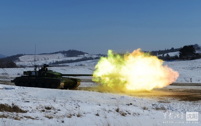 解放军99坦克雪地拖烟狂奔