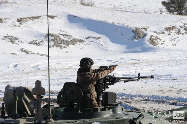 解放军99坦克雪地拖烟狂奔