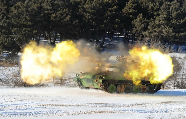 解放军99坦克雪地拖烟狂奔