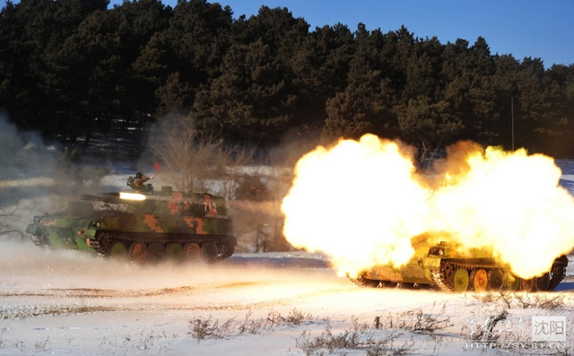 解放军99坦克雪地拖烟狂奔