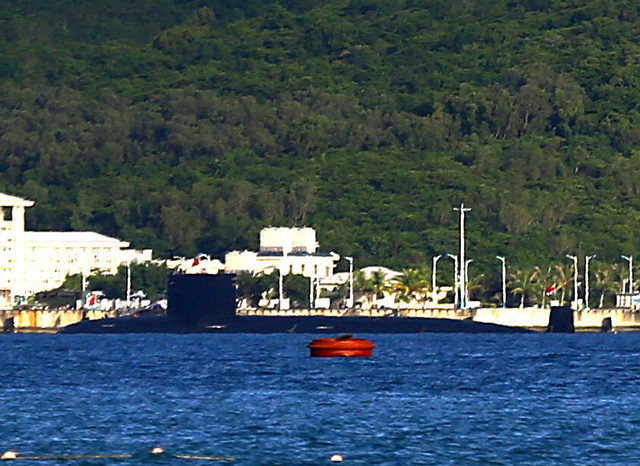 停泊在南海基地的093型核潜艇