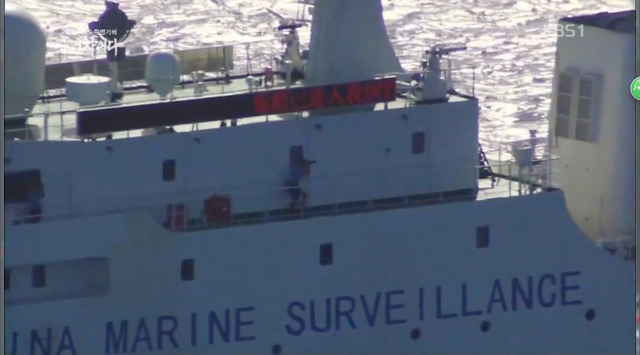 中国海警人员在船上拍照