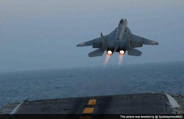 印度航母部队加紧练米格29K起降作战