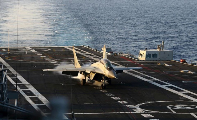 印度航母部队加紧练米格29K起降作战